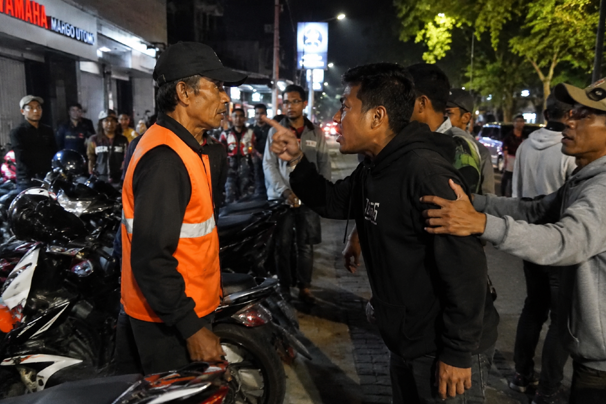 Jagoan Parkir Bentrok Sengit dengan Pengendara Motor Tengah Malam