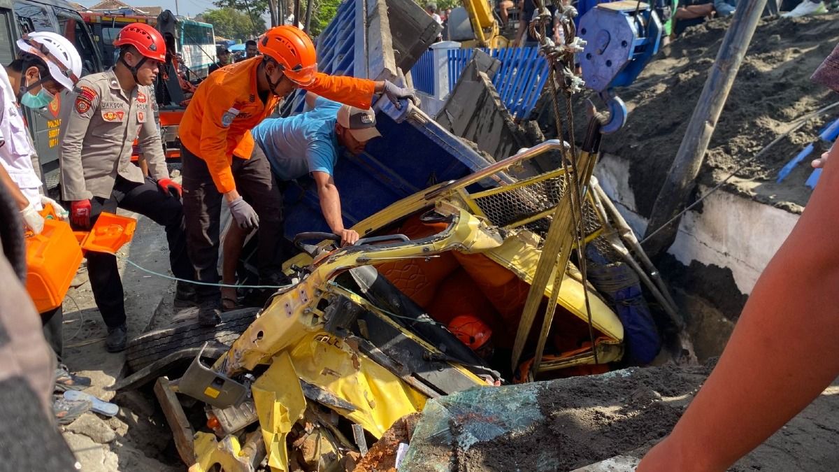 Dua Korban Terjepit Kabin Truk di Jalan Magelang Km 14,5 Berhasil Dievakuasi Selamat
