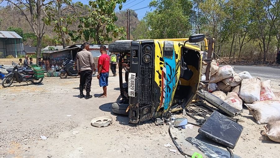 Truk Muatan Sekam Gabah Tabrak Vario di Jalan Cawas-Sambeng